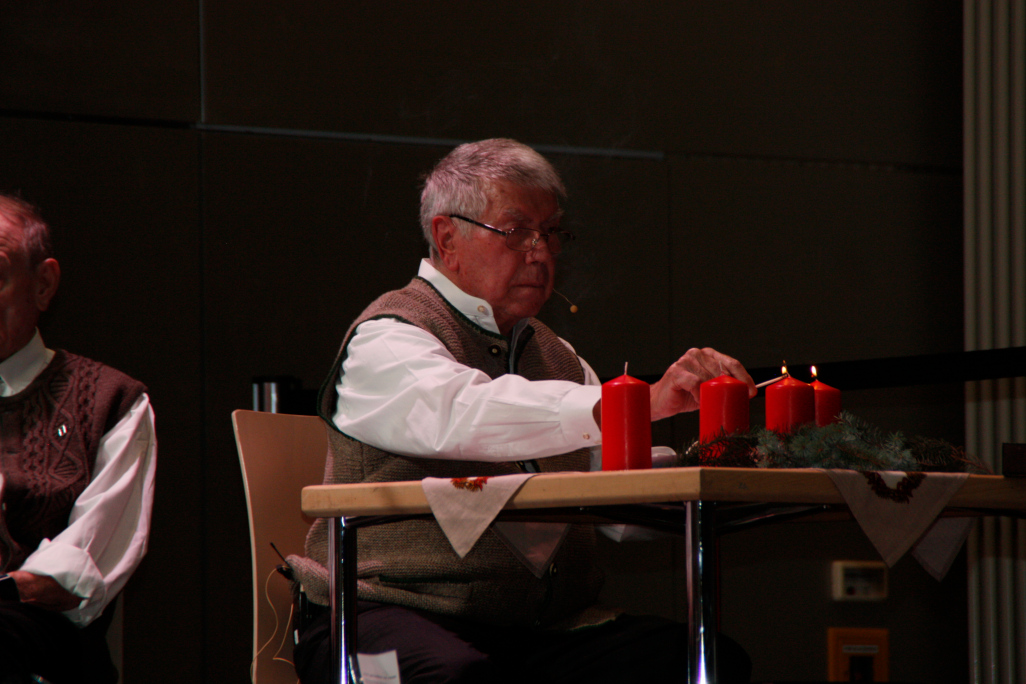 Kerzen werden angezündet