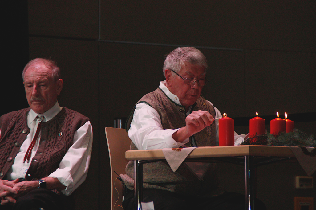 Der Vorleser zündet Kerze 3 und 4