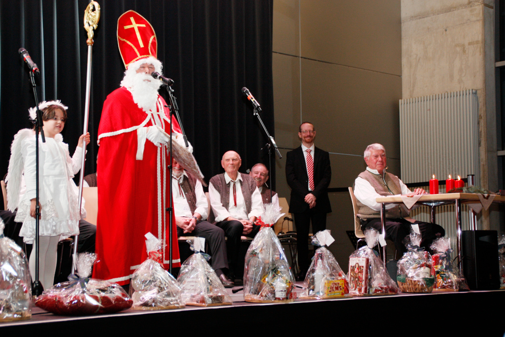 Nikolaus begrüßt die Gäste